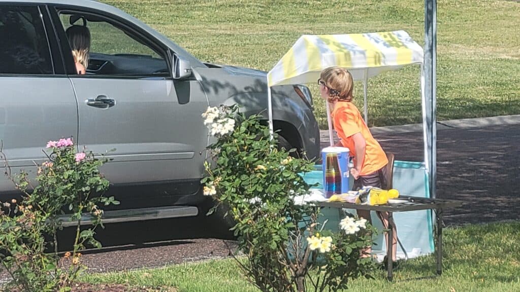 How I teach my kid about money, by using a lemonade stand!